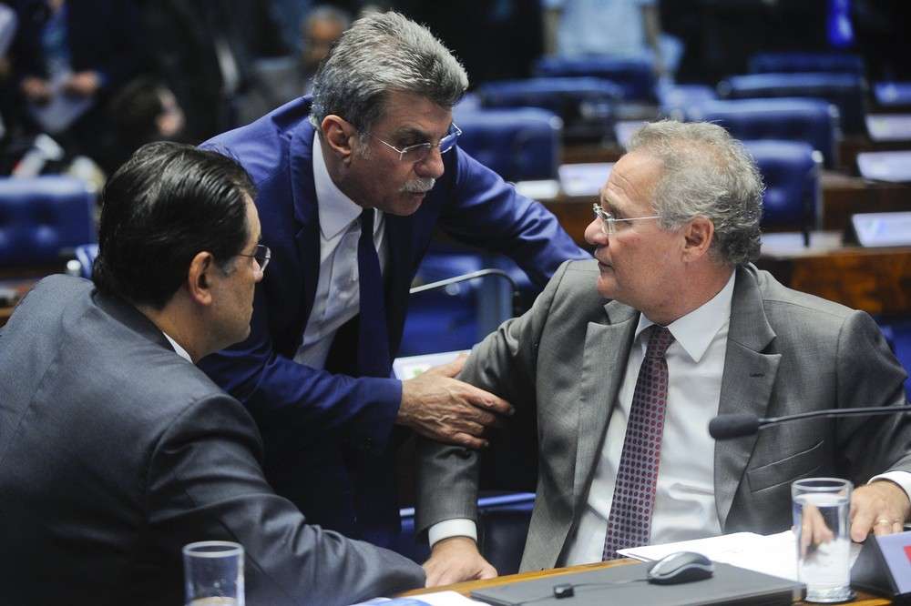 Os senadores Eduardo Braga (PMDB-AM), Romero Jucá (PMDB-RR) e Renan Calheiros (PMDB-AL) durante sessão no dia 14 de março de 2017 — Foto: Marcos Oliveira/Agência Senado