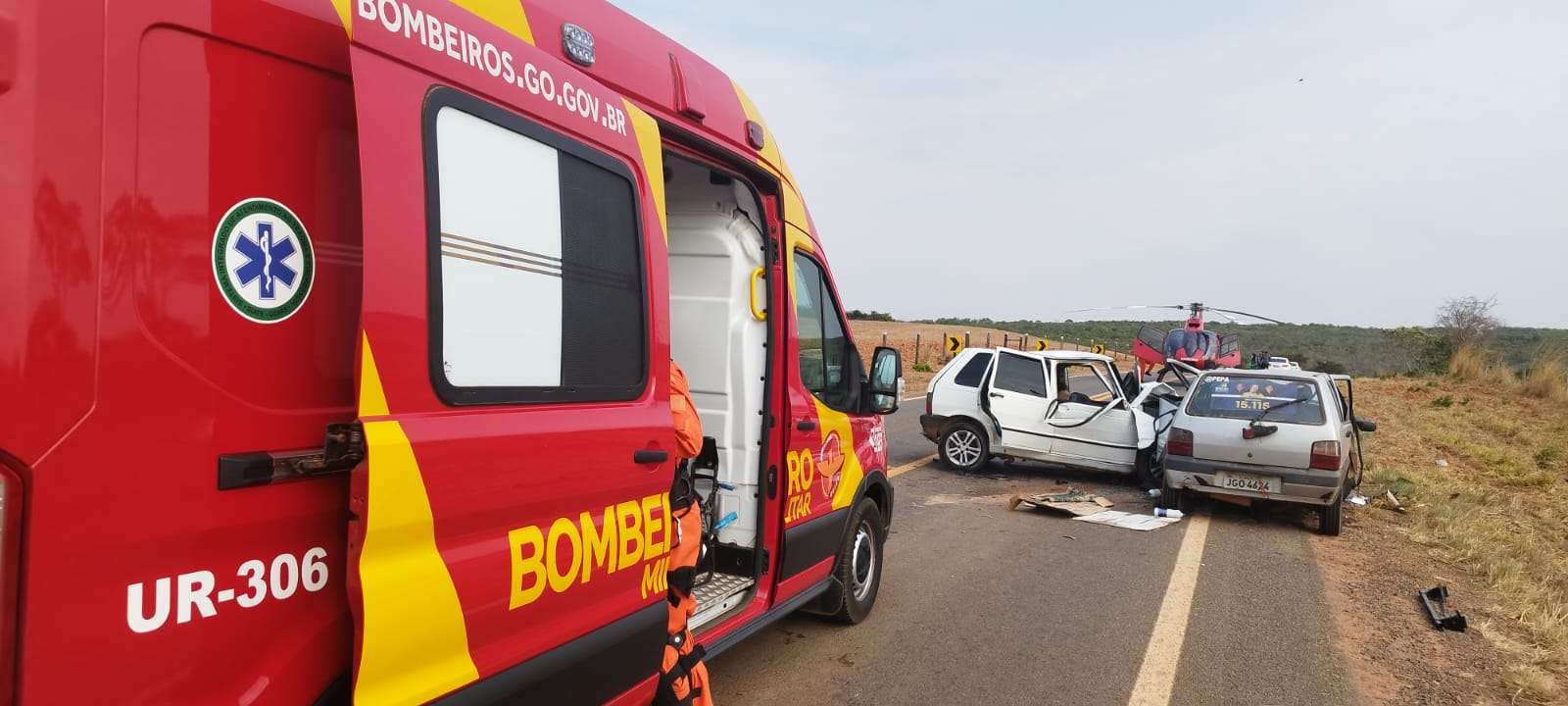 A 9ª CIBM/Planaltina foi acionada para atendimento de acidente de trânsito, colisão frontal carro x carro, com 5 vítimas, 2 presas nas ferragens e já em óbito, 1 fora do veículo com possível hemorragia interna e 2 crianças dentro do carro.