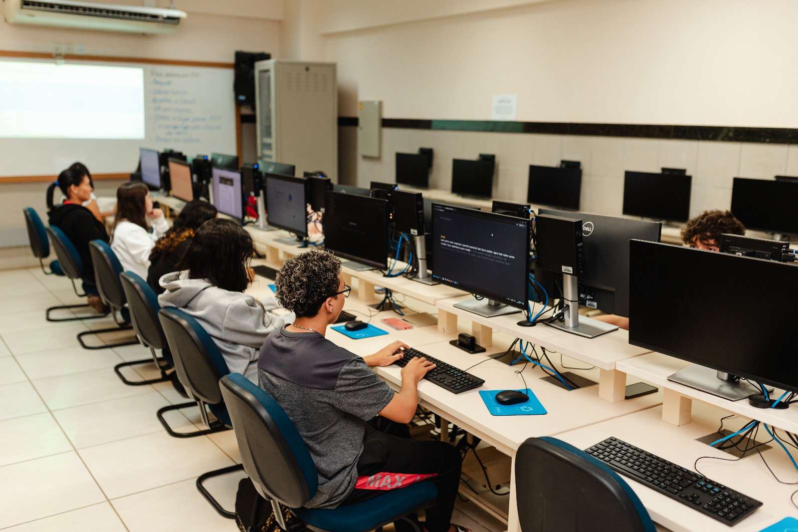 Inscrições estão abertas para jovens a partir de 15 anos, com escolaridade mínima de ensino fundamental, em parceria com o Senac Goiás. Oportunidades abrangem formações em áreas promissoras com alta demanda de profissionais qualificados.