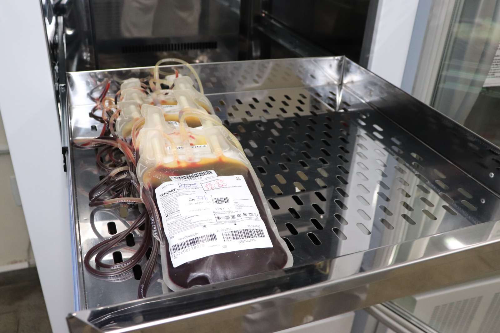 O Hemocentro de Goiás, parte da Rede Estadual de Serviços Hemoterápicos, está em uma situação crítica, com um estoque alarmantemente baixo de sangue negativo. As tipagens sanguíneas A-, B-, O- e AB- estão em escassez, o que compromete o atendimento de emergência nas 223 unidades de saúde que dependem dessa importante rede no estado.