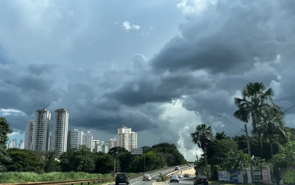 O Centro de Informações Meteorológicas e Hidrológicas de Goiás (Cimehgo) emitiu um alerta importante para Goiás: tempestades com ventos fortes e granizo devem ocorrer nos próximos dias. O pico das chuvas é esperado para quarta-feira (9), afetando principalmente a região centro-sul do estado, após uma semana de calor intenso e umidade baixa.