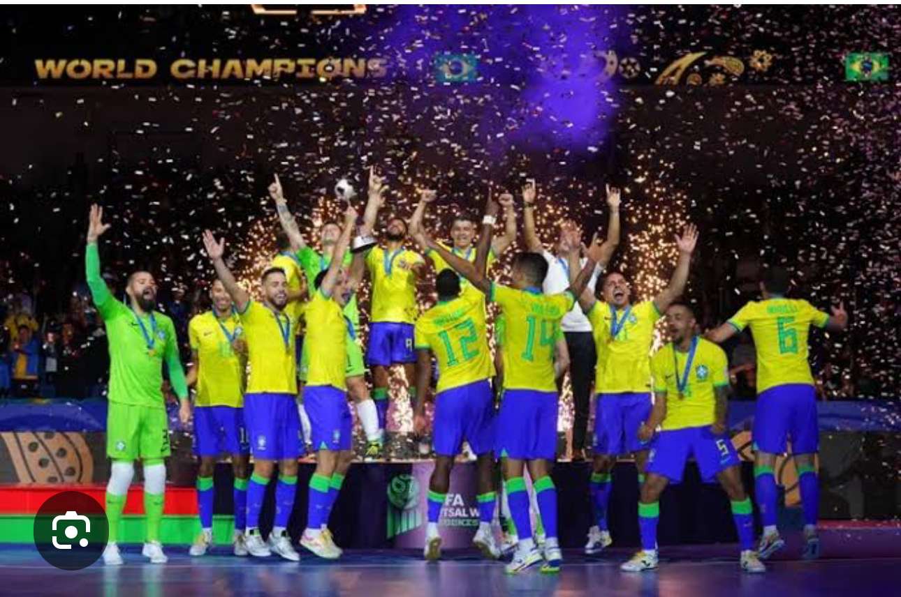 Neste domingo (6), o Brasil conquistou a Copa do Mundo de Futsal pela sexta vez, derrotando a Argentina por 2 a 1 na Humo Arena, no Uzbequistão. Enquanto o hexacampeonato ainda é um sonho no futebol de campo, a seleção brasileira se consolidou como a potência no futsal.