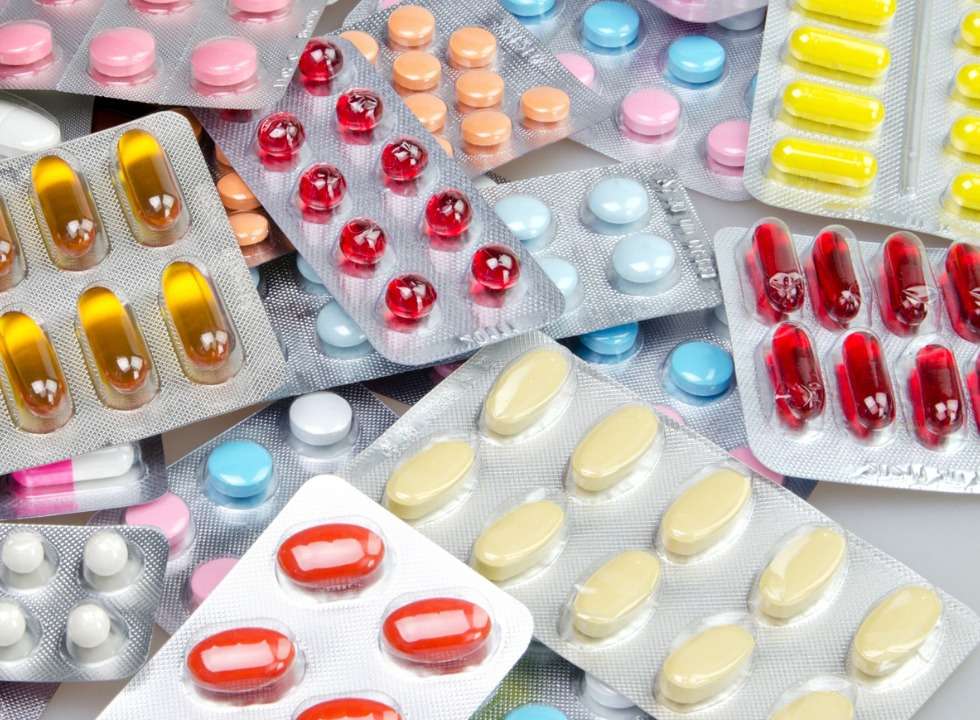 A partir de outubro, os consumidores poderão comprar medicamentos com preço regulado a preços mais baixos. Essa redução ocorre devido a uma nova regra na cobrança de impostos, resultado de uma resolução da Agência Nacional de Vigilância Sanitária (Anvisa). Essa mudança pode levar a uma queda de até 3,45% nos preços de fábrica e até 2,59% nos preços ao consumidor.